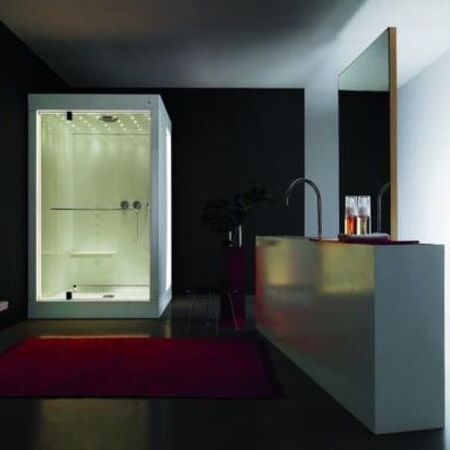 Eingerichtetes Badezimmer mit Dusche und Möbel von der Firma KOS