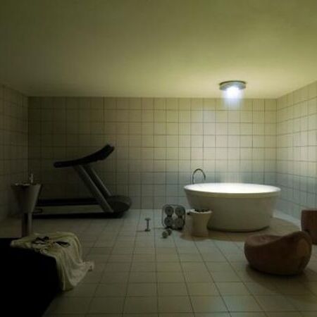 Eingerichtetes Badezimmer mit Badezimmer und Möbel von der Firma KOS