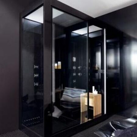 Eingerichtetes Badezimmer mit Dusche und Möbel von der Firma KOS