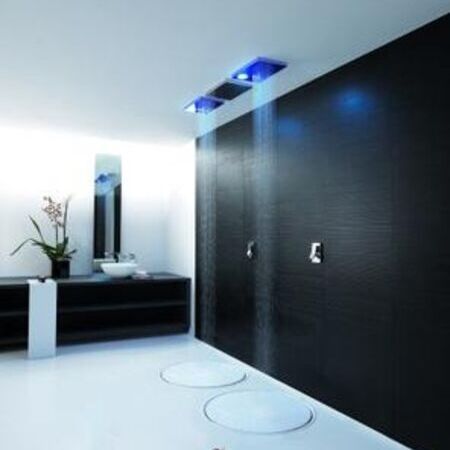 Eingerichtetes Badezimmer mit Dusche und Möbel von der Firma KOS